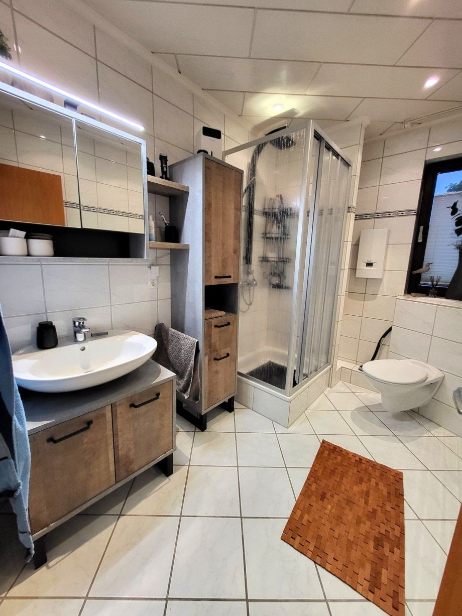 helles Duschbad Etagenwohnung Wetter