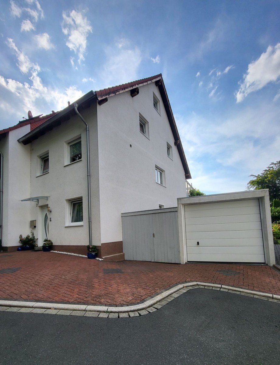 Hausfront mit Garage, Stellpl�tze Reihenendhaus Wetter (Ruhr)