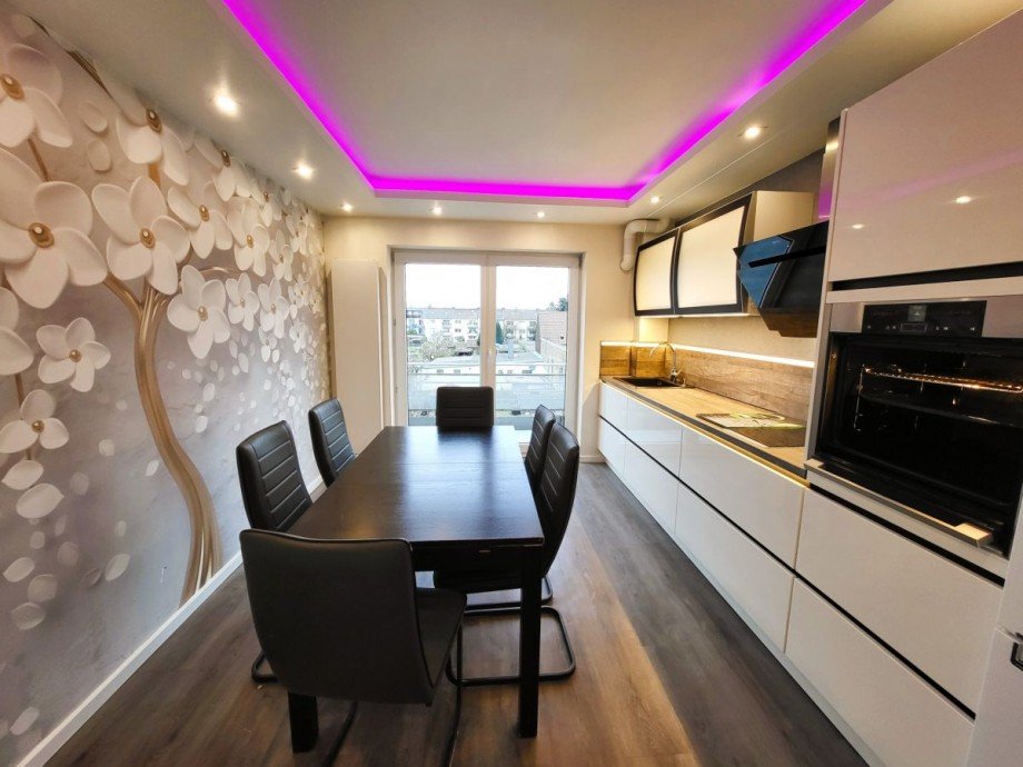 K�che mit extravagantem Lichtkonzept Maisonettewohnung Duisburg