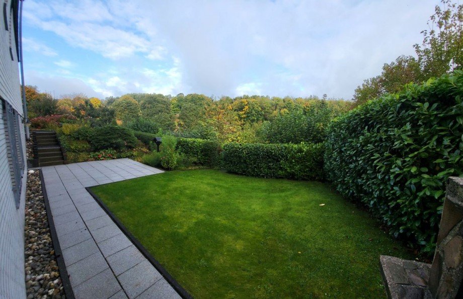Garten mit Blick ins Gr�ne Haus Wetter
