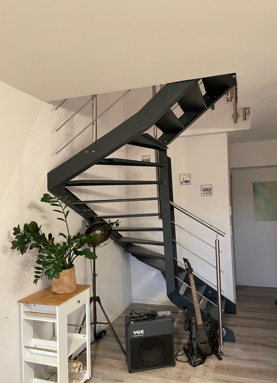 moderne Treppe zum EG Maisonettewohnung Wetter