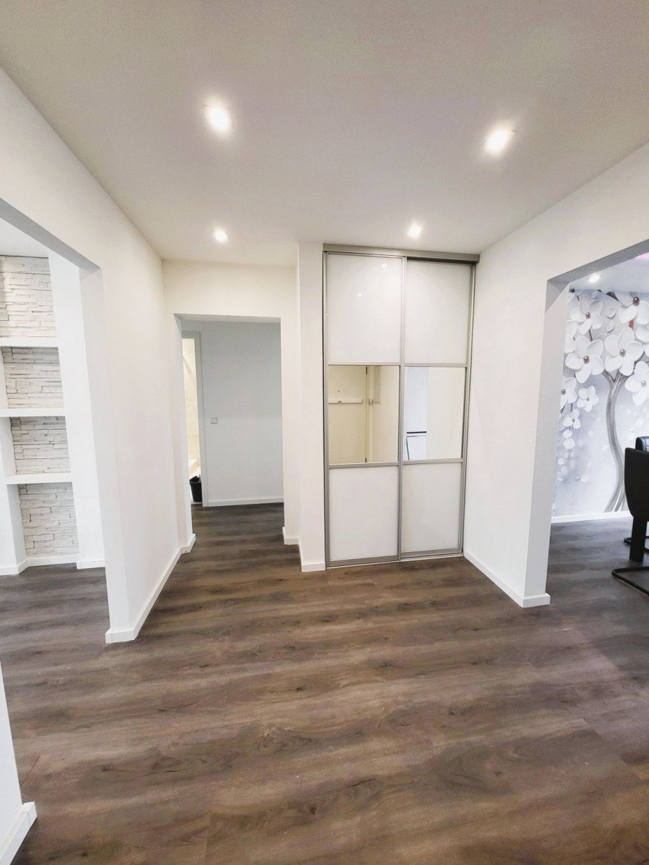 gro�er Flur mit Einbauschrank Maisonettewohnung Duisburg
