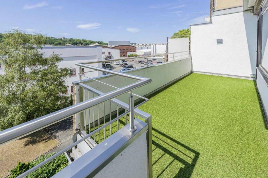 gro�er, sonniger Balkon Etagenwohnung Wetter