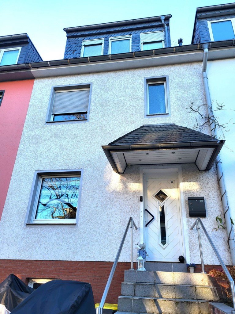 Hausfront Essen Haus +++VERKAUFT+++Reihenmittelhaus in erstklassiger Lage: Ihr neues Zuhause in Essen 45134 Stadtwald