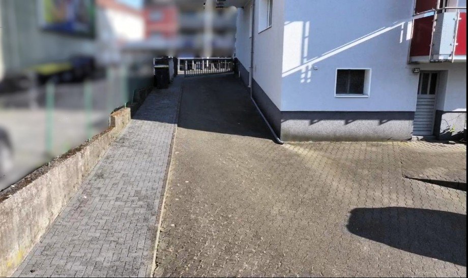 Einfahrt zu den Garagen, Stellpl�tzen Wohn- / Gesch�ftshaus Essen