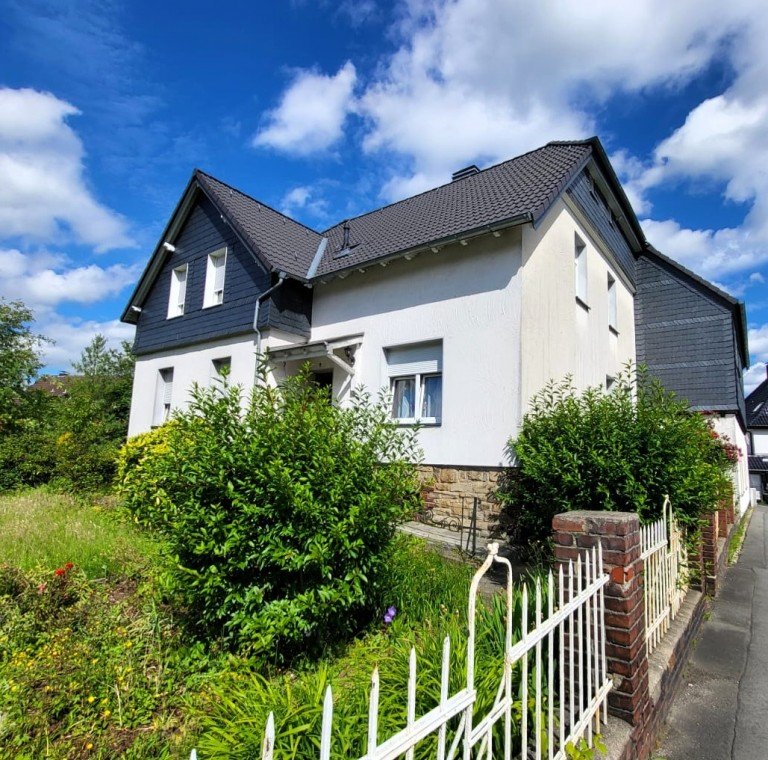 Hauseingang Vorderhaus Wetter Mehrfamilienhaus Vielseitiges Mehrfamilienhaus in zentraler Lage von Wetter-Grundsch�ttel
