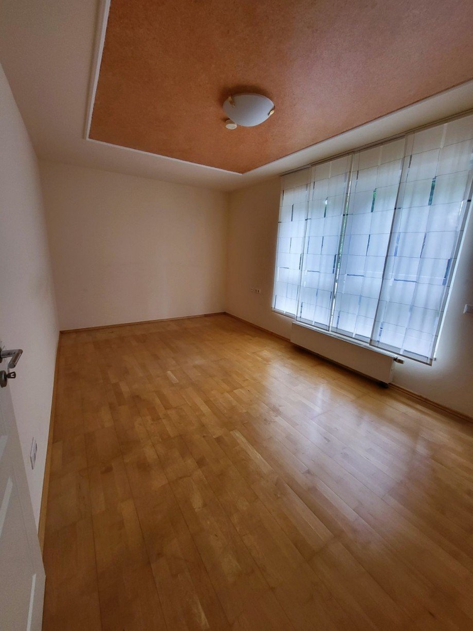 Schlafzimmer mit elektr. Rolladen Etagenwohnung Wetter
