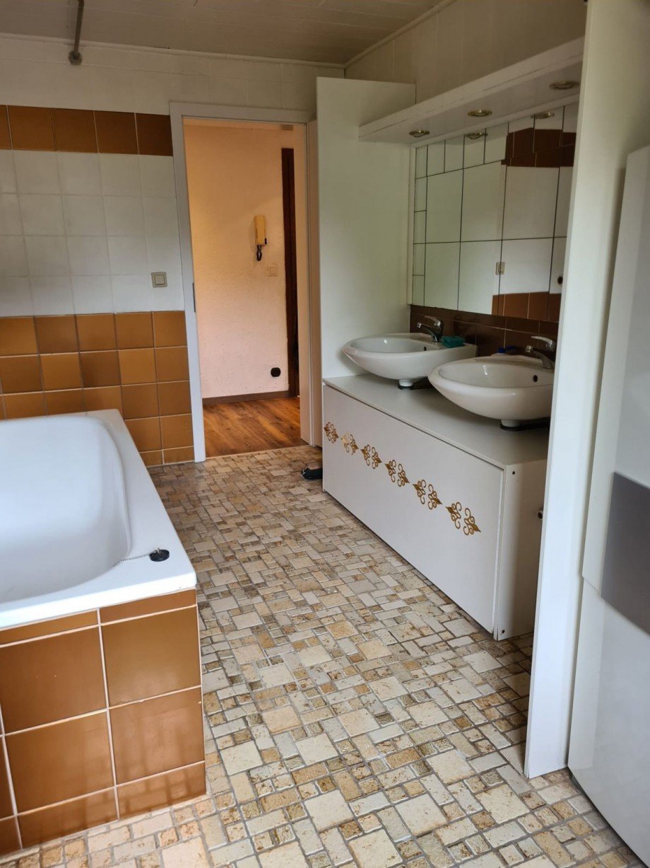 Bad 1.OG mit Doppelwaschbecken Maisonettewohnung Wetter