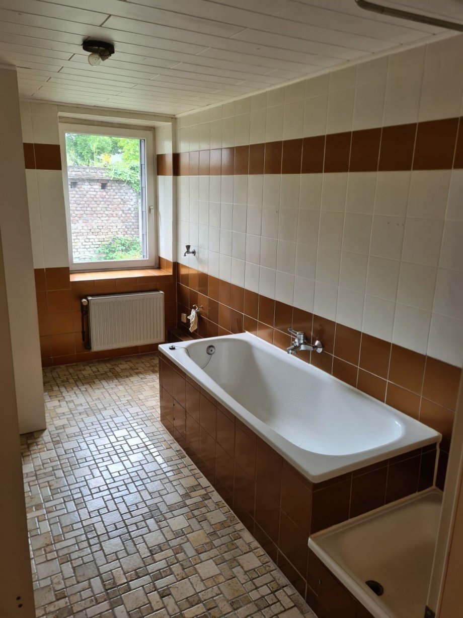 Bad 1.OG mit Wanne & Dusche & Fenster Maisonettewohnung Wetter
