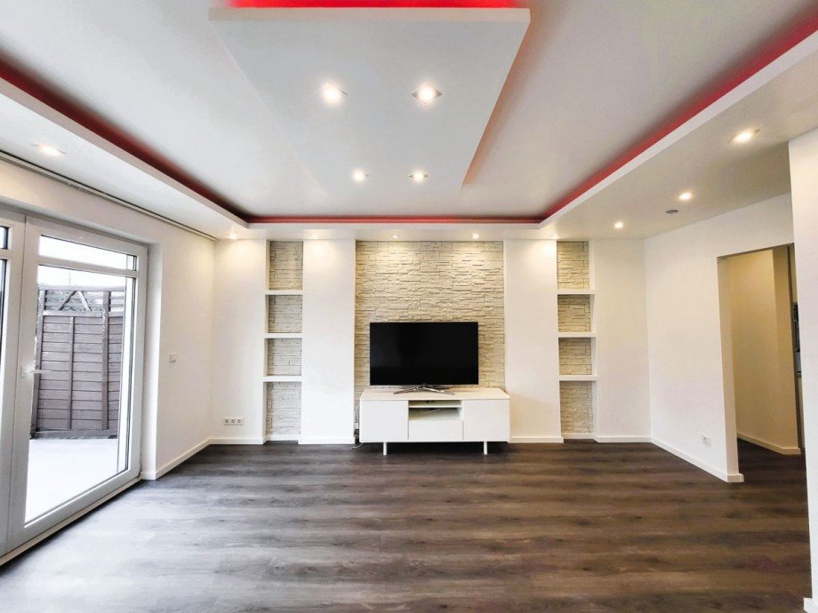 hochwertige TV Wand mit modernen Details Maisonettewohnung Duisburg